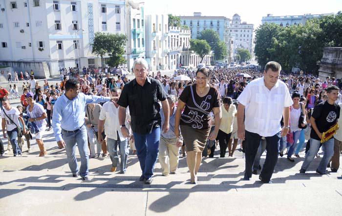 Díaz-Canel acompañó a los jóvenes que ingresan a la Universidad de La Habana en el tradicional ascenso de la escalinata. 