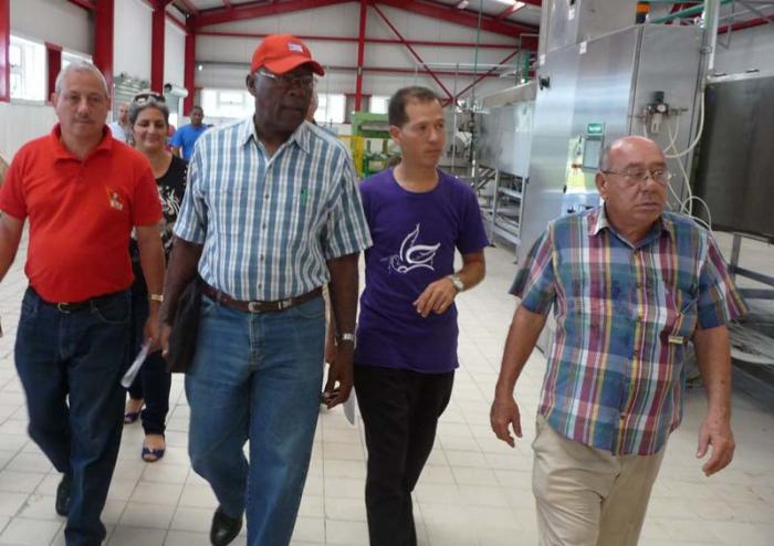 Valdés Mesa (con gorra), recorre la industria de Valle de Caujerí. Foto del autor 