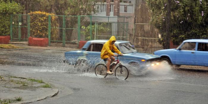 Intentensas lluvias en La Habana.