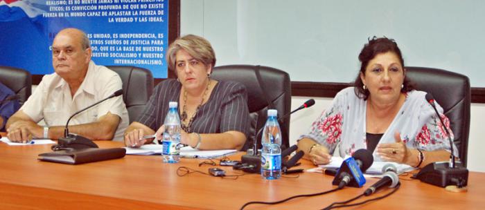 Conferencia de prensa sobre los cambios de la vivienda en Cuba. En la imagen, a la izq: Belkis Serrano, vicepresidenta del Instituto de Planificación Física; a la derecha: Oris Silvia Fernández, presidenta del Instituto Nacional de la Vivienda