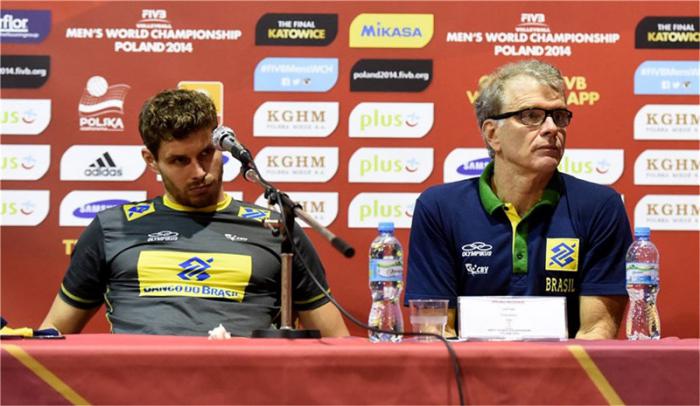 Bernardo Rezende (derecha) elogió la velocidad del elenco cubano. En la conferencia de prensa junto a su hijo Bruno, capitán del equipo. Foto: Getty imagen