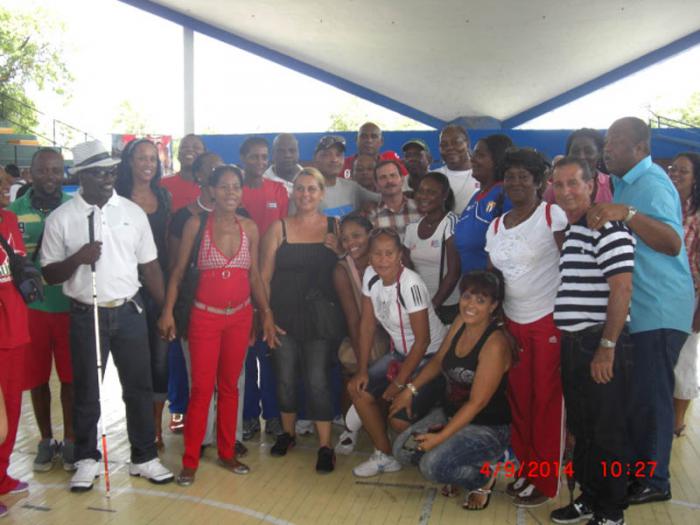 En la imagen, Fernando González uno de nuestros Cinco Héroes junto a ex atletas de alto rendimiento, en la Universidad de las Ciencias del Deporte Manuel Fajardo en La Habana.