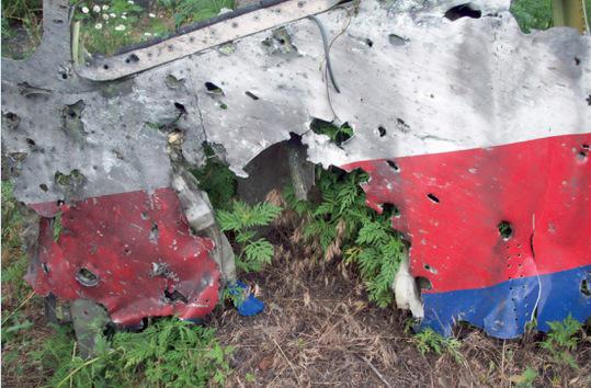 Los impactos de los proyectiles en el avión dejaron orificios muy redondos, como lo suelen hacer las balas de tungsteno, que atravesaron la cabina, la cuál quedó destrozada.  Foto Rt 