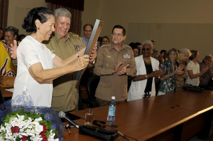 Homenaje a Asela de los Santos en su cumpleaños 85. El general de división José A. Carrillo le entrega un reconocimiento