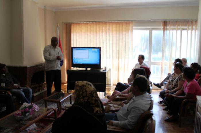 El Embajador de Cuba, Vladimir González Quesada, se dirige a los participantes en el I Encuentro de los Cubanos Residentes en Irán para exponer temas de la actualidad política, económica y social en Cuba.