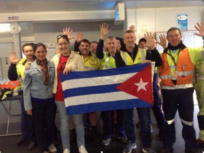 Ailí Labañino con trabajadores marítimos de Melbourne, Australia, acompañada de Celia Oliva, funcionaria de la Embajada de Cuba.