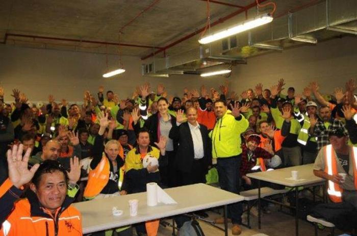 Ailí Labañino con trabajadores de la construcción de Perth, Australia. La acompañan, Jorge Trujillo, I Secretario de la Embajada de Cuba y Vinnie Molina,  Presidente del Partido Comunista de Australia y líder sindical.