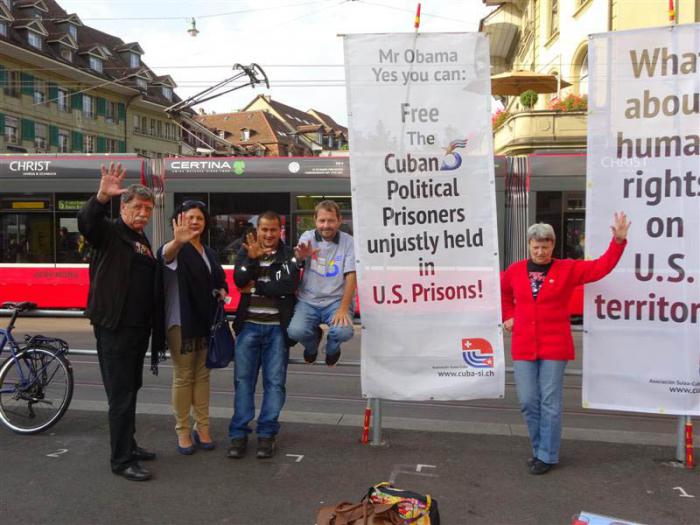 Vigilia por la libertad de los Cinco Héroes en la capital de Suiza en el centro histórico de Berna.