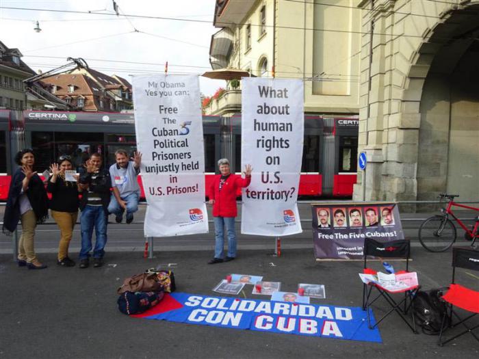 Vigilia por la libertad de los Cinco Héroes en la capital de Suiza en el centro histórico de Berna.