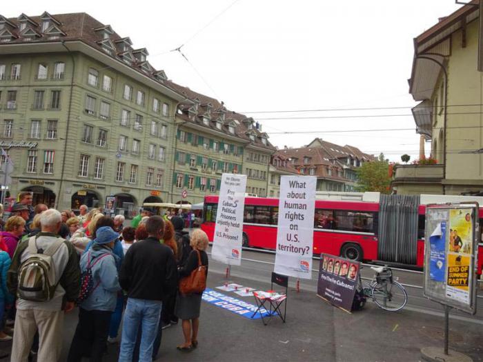 Vigilia por la libertad de los Cinco Héroes en la capital de Suiza en el centro histórico de Berna.