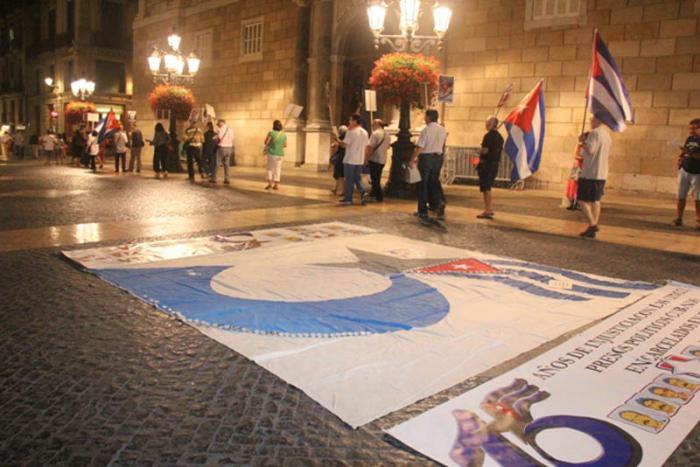 Defensem Cuba frente al Consulado de Estados Unidos en Barcelona, España, para reclamar al presidente Obama la liberación de Gerardo, Ramón y Antonio.