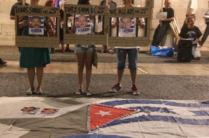Defensem Cuba frente al Consulado de Estados Unidos en Barcelona, España, para reclamar al presidente Obama la liberación de Gerardo, Ramón y Antonio.