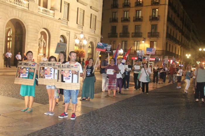 Defensem Cuba frente al Consulado de Estados Unidos en Barcelona, España, para reclamar al presidente Obama la liberación de Gerardo, Ramón y Antonio.