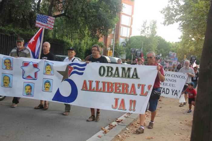 Defensem Cuba frente al Consulado de Estados Unidos en Barcelona, España, para reclamar al presidente Obama la liberación de Gerardo, Ramón y Antonio.