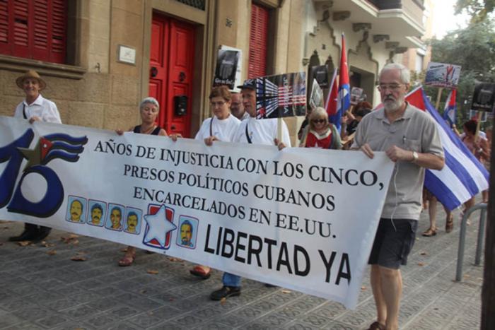Defensem Cuba frente al Consulado de Estados Unidos en Barcelona, España, para reclamar al presidente Obama la liberación de Gerardo, Ramón y Antonio.
