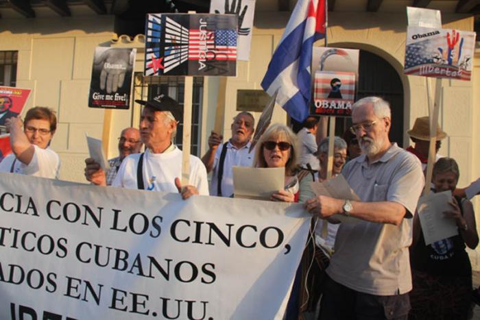Defensem Cuba frente al Consulado de Estados Unidos en Barcelona, España, para reclamar al presidente Obama la liberación de Gerardo, Ramón y Antonio.