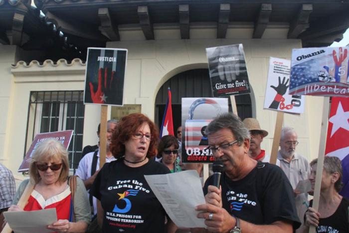 Defensem Cuba frente al Consulado de Estados Unidos en Barcelona, España, para reclamar al presidente Obama la liberación de Gerardo, Ramón y Antonio.
