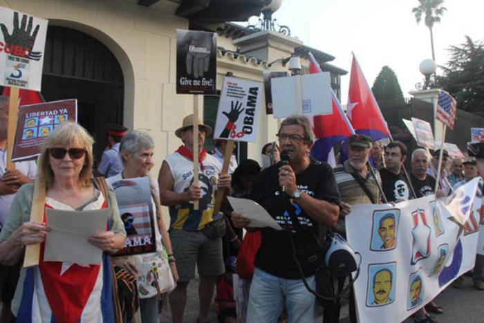 Defensem Cuba frente al Consulado de Estados Unidos en Barcelona, España, para reclamar al presidente Obama la liberación de Gerardo, Ramón y Antonio.