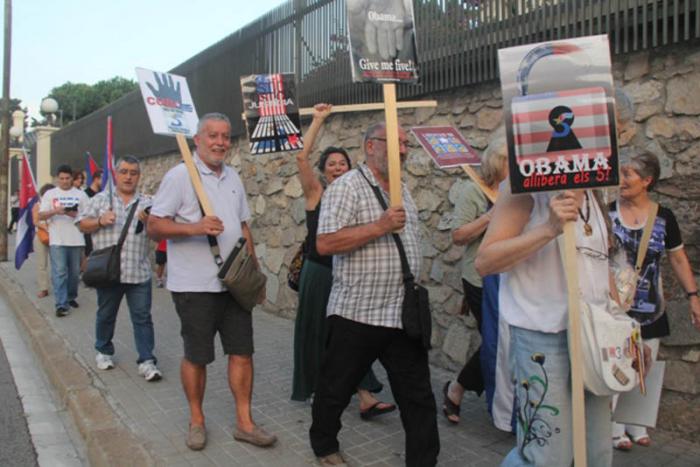 Defensem Cuba frente al Consulado de Estados Unidos en Barcelona, España, para reclamar al presidente Obama la liberación de Gerardo, Ramón y Antonio.