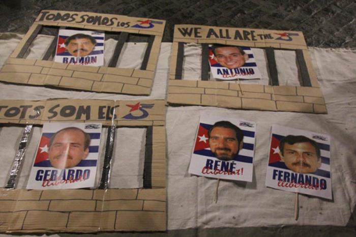 Defensem Cuba frente al Consulado de Estados Unidos en Barcelona, España, para reclamar al presidente Obama la liberación de Gerardo, Ramón y Antonio.
