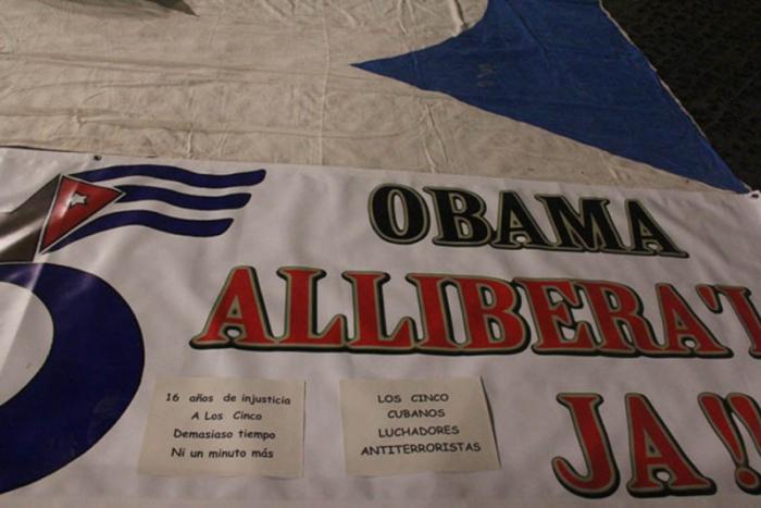 Defensem Cuba frente al Consulado de Estados Unidos en Barcelona, España, para reclamar al presidente Obama la liberación de Gerardo, Ramón y Antonio.