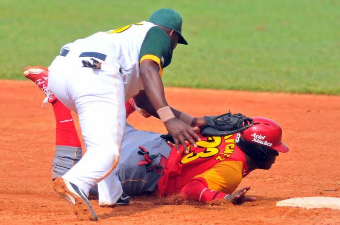 Beisbol Serie 54 inauguracion Pr vs MTZ jugada en 1ra base Ariel Sanchez MTZ
