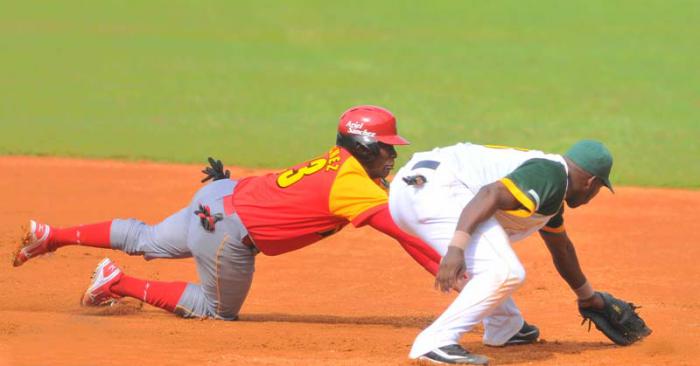 Beisbol Serie 54 inauguracion Pr vs MTZ jugada en 1ra base Ariel Sanchez MTZ