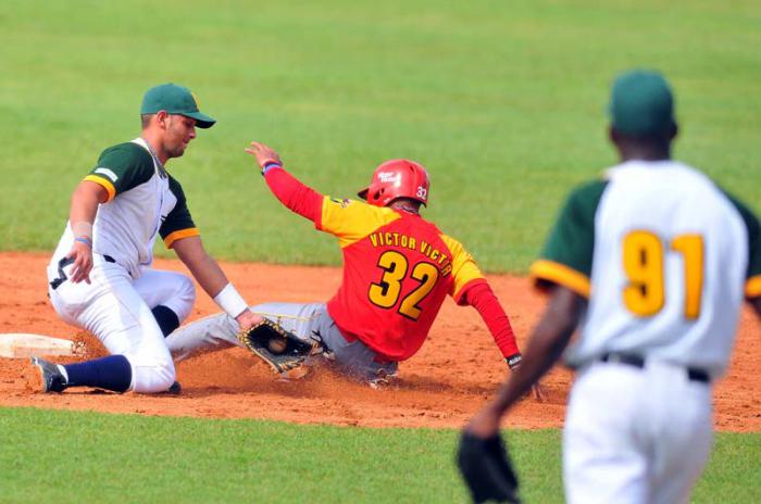 Beisbol Serie 54 inauguracion Pr vs MTZ jugada en 2da base ROBO DE BASE VICTOR VICTOR MESA MTZ