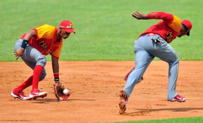 Beisbol Serie 54 inauguracion Pr vs MTZ jugada en SS Dainer Moreira  MTZ