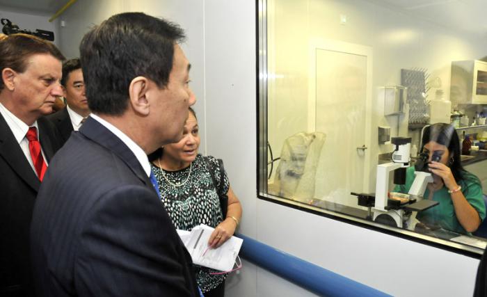 Visita realizada aL Centro para el Control Estatal de Medicamentos, Equipos y Dispositivos Médicos (CECMED) por delegación China encabezada por Mr Zahang Yong Ministro de la Administración de Alimentos y Medicamentos de China.
Fue recibido por el Dr. Rafael Pérez Cristía Director General del CECMED.
Recorrido por las instalaciones.