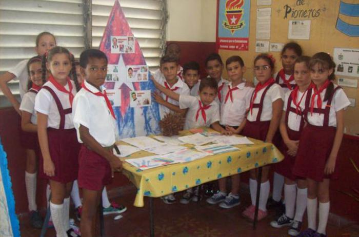 Trabajadores y estudiantes de la escuela S/I Conrado Benítez García del municipio de Pinar del Río condenan y repudian el terrorismo contra Cuba en todas sus manifestaciones por su esencia y carácter criminal. Su Comité de solidaridad por los 5 realiza actividades como dibujos, charlas, matutinos y montajes de exposiciones como parte de la campaña internacional por la liberación de Gerardo, Antonio y Ramón tras 16 años de injusto encierro.
