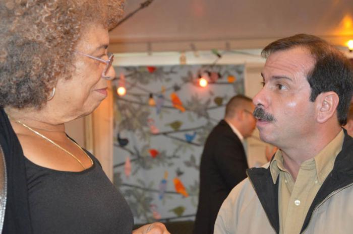 Recibe Fernando González multitudinarias muestras de admiración y compromiso con la lucha por la liberación de Ramón, Antonio y Gerardo, durante el evento Che Presente en Bélgica. Compartió durante su estancia entre otros con la activista por las luchas sociales en Estados Unidos Angela Davis.