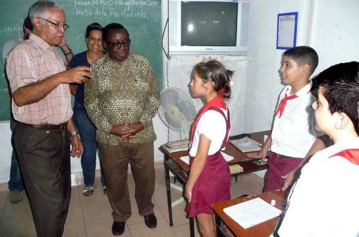 La delegación del ZANU-PF, encabezada por Simon Khaya Moyo, visitó la escuela primaria Vladimir Ilich Lenin de Vueltabajo.