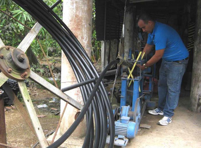 Producción de materiales de la construcción, mangueras. Jorge Luis Hernández, elaboran mangueras y tuberías de plástico para el mercado estatal.