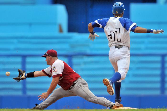 serie 54 de beisbol IND-vs- Jugada para ilustrar en 1ra base