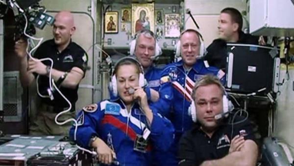 Un astronauta de la NASA y dos cosmonautas rusos llegaron a bordo de una nave Soyuz, entre ellos la ingeniera aeronáutica y economis Elena Serova; quien se convirtió en la primera cosmonauta de la historia en la Estación Espacial Internacional