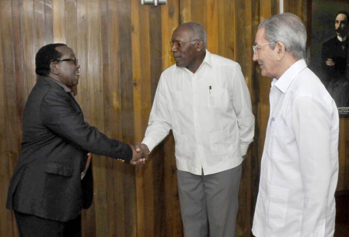 El vicepresidente del Consejo de  Estado y Ministro, Salvador Valdés Mesa recibió en el Comité Central del PCC junto al Miembro del Secretariado del Comité Central y Relaciones Internacionales José Ramón Balaguer Cabrera a la delegación de del ZANU-PF de Zimbabwe encabezada por Simon Khaya Moyo