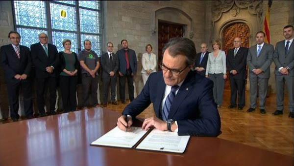 Presidente del gobierno catalán firma ley de consulta