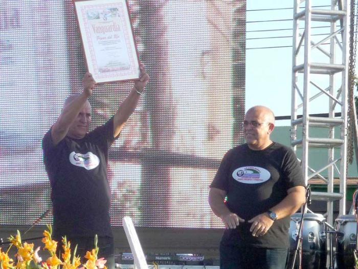 El coordinador de los CDR en Vueltabajo, Lázaro Hernández Curbelo, recibió de manos de Carlos Rafael Miranda el diploma que acredita al territorio como Vanguardia Nacional.
