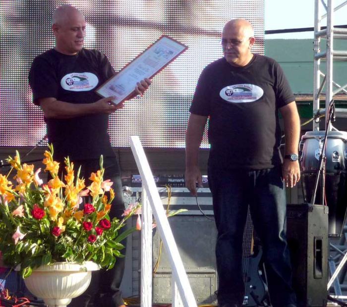 El coordinador de los CDR en Vueltabajo, Lázaro Hernández Curbelo, recibió de manos de Carlos Rafael Miranda el diploma que acredita al territorio como Vanguardia Nacional.