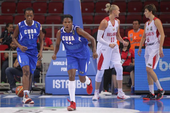 La alero Leidys Oquendo (al centro) comandó la ofensiva cubana en la derrota 69-70 frente a Bielorrusia, como parte del Mundial femenino de Baloncesto.