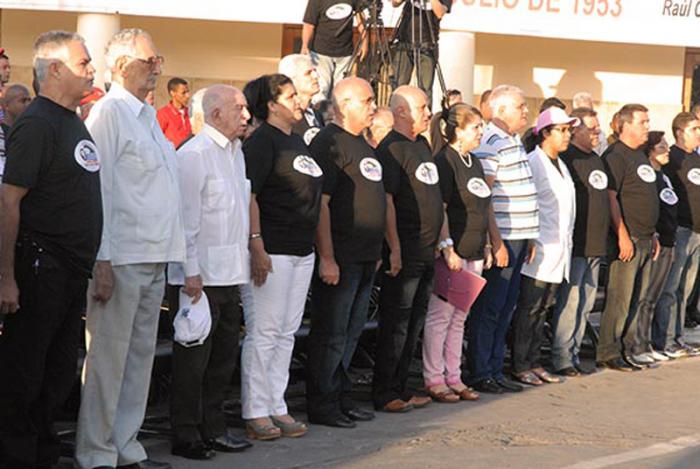 Foto tomada del periódico El Guerrillero. Acto por el aniversario 54 de los CDR. en la foto el vicepresidente de los Consejos de Estado y de Ministros José Ramón Machado Ventura, tercero de izquieerda a derecha