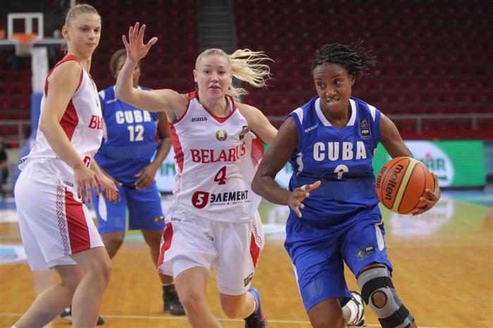 Yamara amargo ataca el aro en el partido frente a Bielorrusia, correspondiente al mundial de baloncesto femenino.