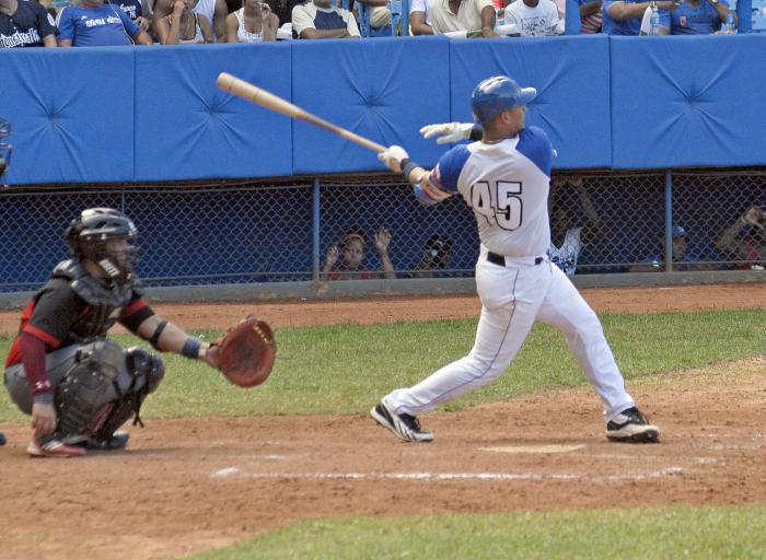 54 Serie Nacional de Beisbol, Estadio Latiamericano juego de pelota entre Santiago de Cuba e Industriales,receptor Frank Camilo Morejón