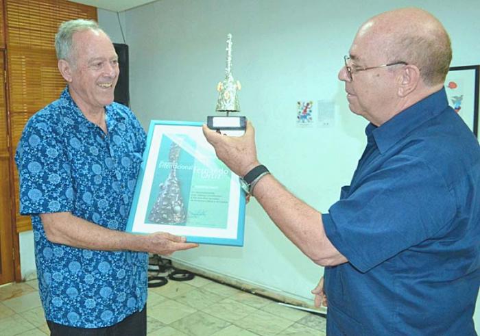 Richard Price recibe de manos de Miguel Barnet el premio Fernando Ortiz.