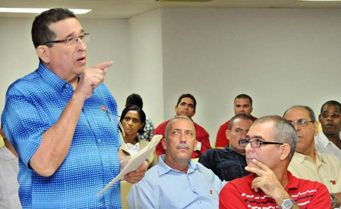 Comisión de Salud y Deporte de la Asamblea Nacional del Poder Popular. Habla un Diputado.
Pode4465