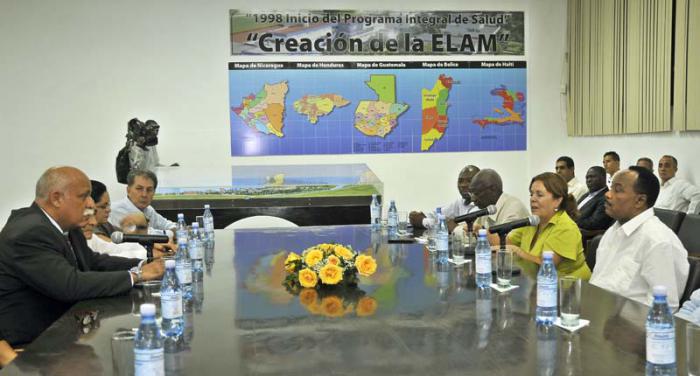 El presidente de Níger, Issoufou Mahamadou visita la Escuela Latinoamericana de medicina donde es recibido por su rector el Dr Rafael Gonzàlez Ponce de Leòn 