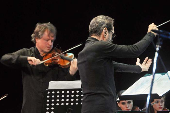 El violinista Henning Kraggerud (violinista, director y compositor de Noruega) (izquierda) y Leo Brouwer (derecha), durante un concierto, como parte del VI Festival Internacional Leo Brouwer.