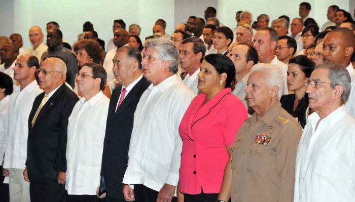 A la ceremonia asistieron altos dirigentes del Gobierno, el Partido y las Fuerzas Armadas Revolucionarias de Cuba. 