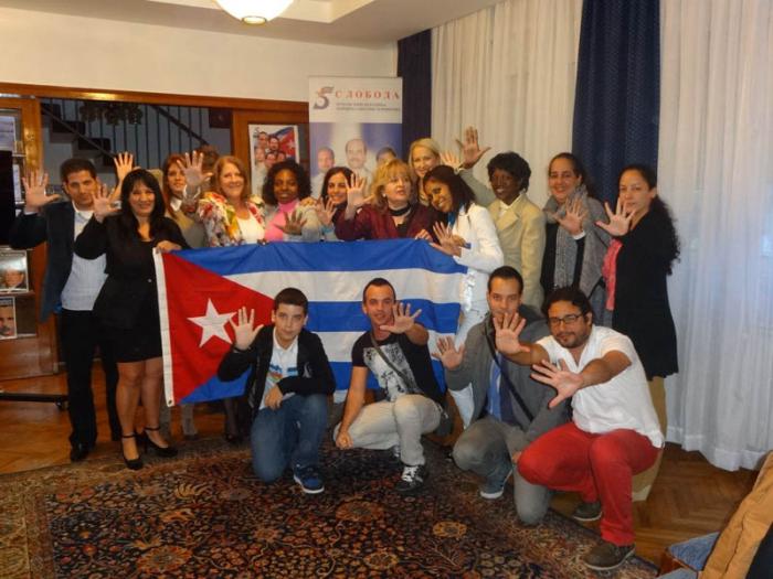 La Asociación de Amistad Serbio-Cubana Belgrado, el Comité Serbio por la liberación de los Cinco Cubanos de Belgrado, la Embajada de Venezuela, representantes del grupo S.A. LABIOFAM, estudiantes de la Facultad de Derecho, cubanos residentes en Serbia y amigos de Cuba, ratifican su respaldo por la liberación de nuestros Cinco Héroes, en actividad efectuada en la Embajada de Cuba en Serbia, con la presentación del documental 